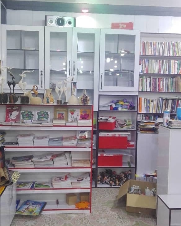نگارخانه‌ای در دهدشت که کتاب امانت می‌دهد؛